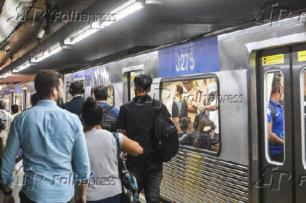 Movimentação dentro da Estação Sé do metrô