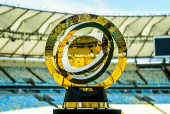 Fluminense leva taça do Mundial de Clubes para o Maracanã
