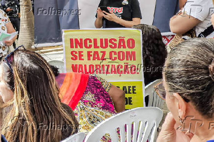 Professores protestam por reajuste salarial em frente a Coordenadoria Regional Centro-Sul, em BH