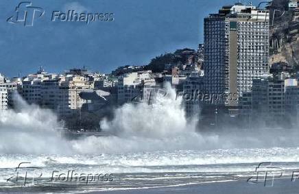 Ressaca na praia do Leme no Rio de Janeiro