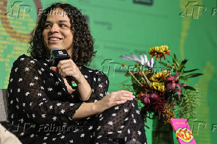 A escritora Amara Moira durante bate papo no palco Petrobra