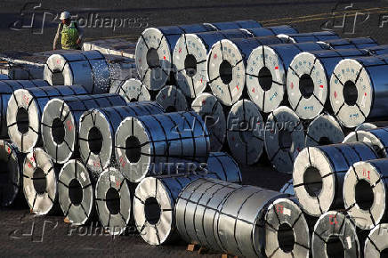 Steel rolls from China at the Valparaiso port