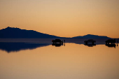Atardecer en el salar de Uyuni en Bolivia