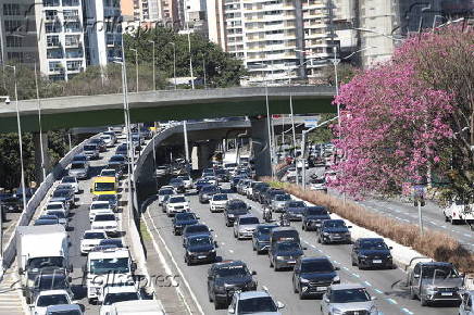 Movimentação intensa de veículos no Complexo Cebolinha