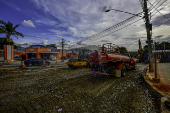 Caminhão pipa distribui água nas obras viárias em SJC