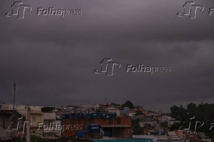 Céu nublado, anunciado chuva no bairro de Perus