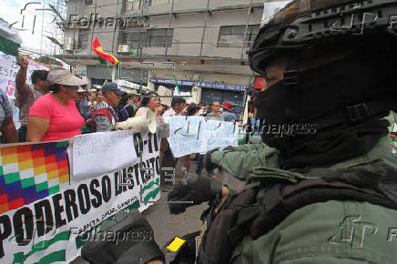 Ente electoral de Bolivia definirá a habilitados a elecciones, mientras bloqueos persisten