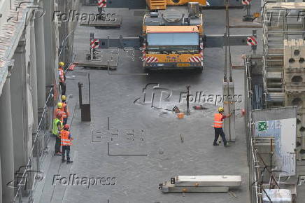 Florence removes 60-metre crane at Uffizi Galleries after two decades