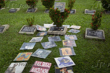 Fãs de Raul Seixas visitam o túmulo do cantor em Salvador
