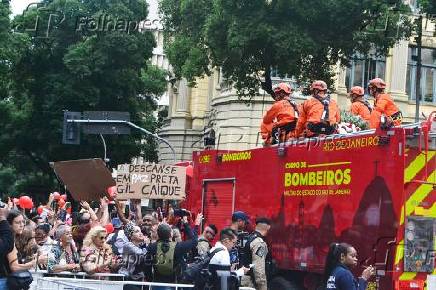 O corpo da cantora Preta Gil, saindo do Theatro Municipal, em cortejo no carro do corpo de bombeiros