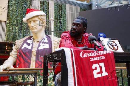 El jugador del Casademont Baloncesto Zaragoza Khalifa Koumadje atiende a los medios de comunicación en su presentación como nuevo jugador.