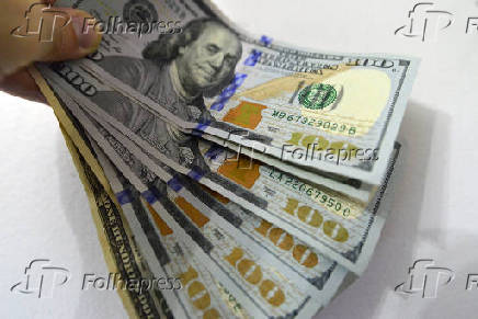 Dólar tem nova disparada e fecha em recorde de R$ 6,26