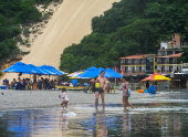 Movimentação de turistas na Praia de Ponta Negra, em Natal (RN)