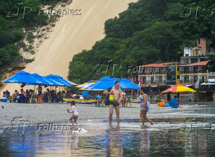 Movimentação de turistas na Praia de Ponta Negra, em Natal (RN)
