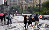 Pedestres enfrentam chuva moderada na região central e SP