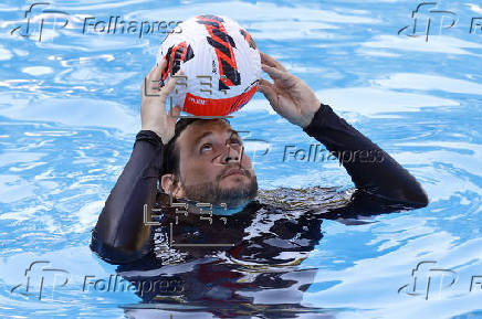 Cubano Lefont rompe la marca de dominio del balón dentro de una piscina