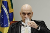 O ministro Alexandre de Moraes ouve depoimento durante a sessão