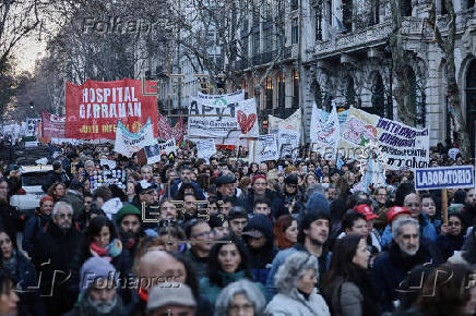Trabajadores argentinos de la salud paran y marchan en reclamo de mejoras salariales