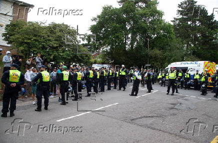 Protest against far-right campaigners targeting migrants in Epping