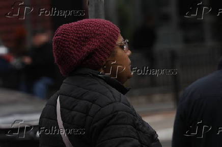 Movimentação de pedestres na Av. Paulista neste dia de frio em São Paulo