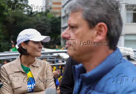 Michelle Bolsonaro e Tarcísio de Freitas em manifestação na Avenida Paulista