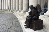 El Vaticano dedica una nueva escultura a los más vulnerables en la Plaza de San Pedro