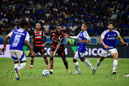 Partida entre cruzeiro e flamengo pelo campeonato brasileiro 2025