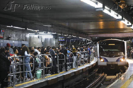 Movimentação dentro da Estação Sé do metrô