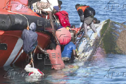 Siete fallecidos en el vuelco de un cayuco en el puerto de La Restinga, en El Hierro