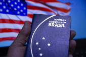 Os EUA endurecem regras de vistos, elevam custos de taxas
