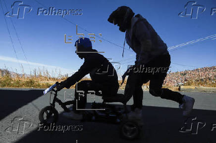 Coches sin motor protagonizan carrera en La Paz, Bolivia