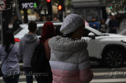 Movimentação de pedestres na Av. Paulista neste dia de frio em São Paulo