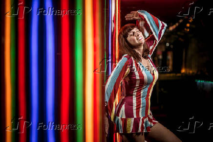 A atriz e musa da pornochanchada Nicole Puzzi posa no bar Arte Pizza (SP)