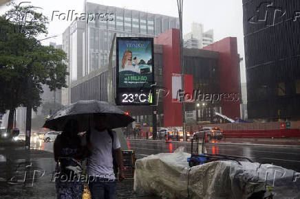 Pedestres enfrentam chuva e queda de temperatura em SP