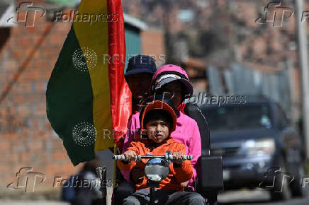 Bolivians compete with motorless cars, in La Paz