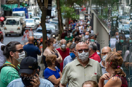 Profissionais idosos em fila para tomar a vacina Coronavac, em SP