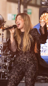 Kelly Clarkson se apresenta no Today Show, dando início à série de shows de verão do Citi