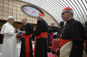 El papa atravesó la Puerta Santa y dijo que para servir en el Vaticano hay que ser santos
