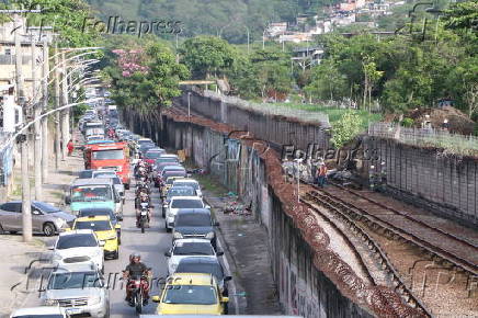 Queda de muro no metrô fecha 11 estação