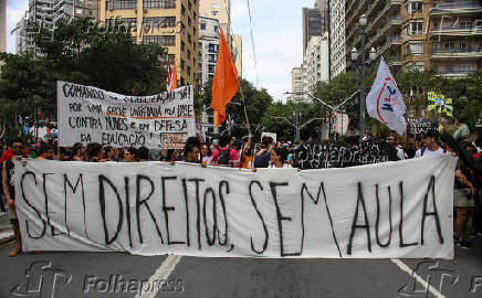 Professores em greve caminham até a Câmara Municipal SP