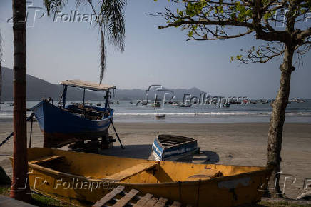 Pescadores participam de ação para limpeza do mar em Guarujá