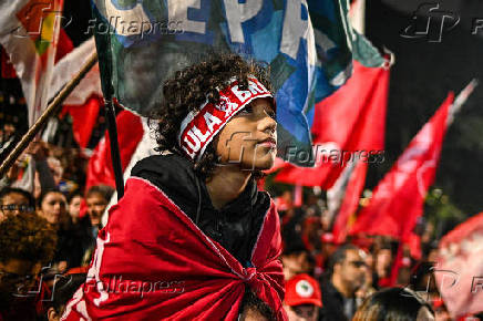 Manifestantes protestam pela taxação de super ricos na Avenida Paulista