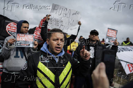 Un centenar de repartidores de aplicaciones protestan por más derechos en Brasil
