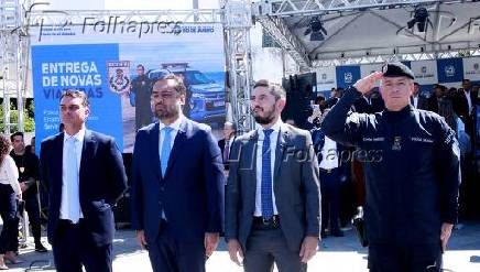 Governador do rio, claudio castro entrega carros para policia militar do estado