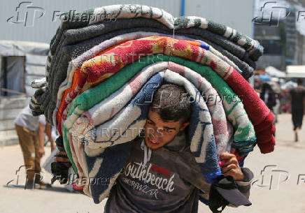 Displaced Palestinians flee Khan Younis