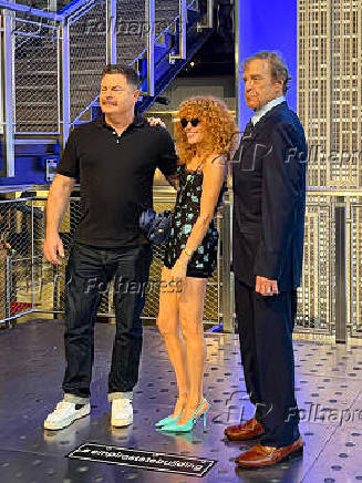 Natasha Lyonne, Nick Offerman e John Goodman iluminaram o Empire State Building para a estreia de Os Smurfs