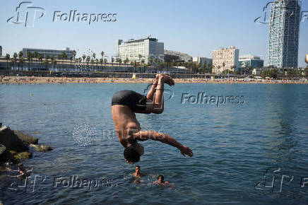 People battle soaring temperatures during heatwave in Barcelona