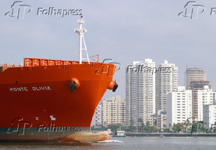 Navio no porto de Santos (SP).