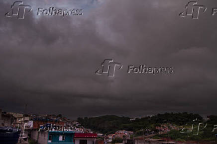 Céu nublado, anunciado chuva no bairro de Perus