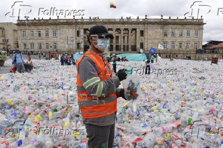 Recicladores colombianos protestan por precios bajos del plástico reciclable